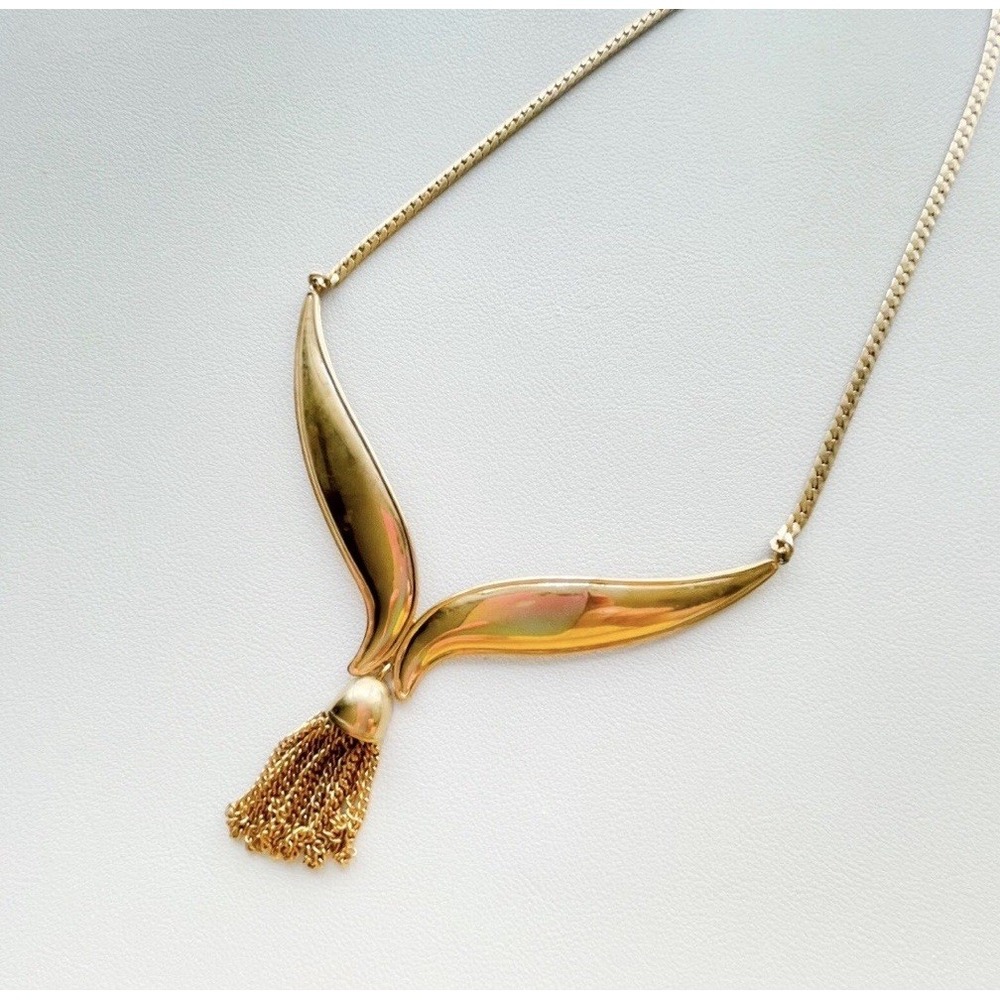 Vintage AVON 1972 Royal Tassel Necklace Gold Tone Sculpted Wing Collar Statement